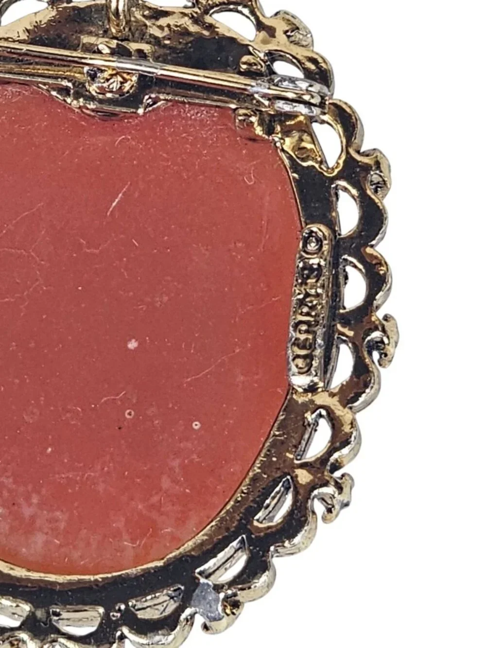 Signed Gerry's Lady Protrait Cameo Brooch Coral Color Resin Gold Tone Vintage - Picture 3 of 6